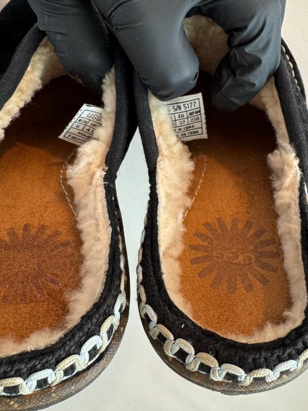UGG Australia Slippers Women's Size 6 Black F8007D Leather & Genuine Sheepskin - Picture 11 of 13